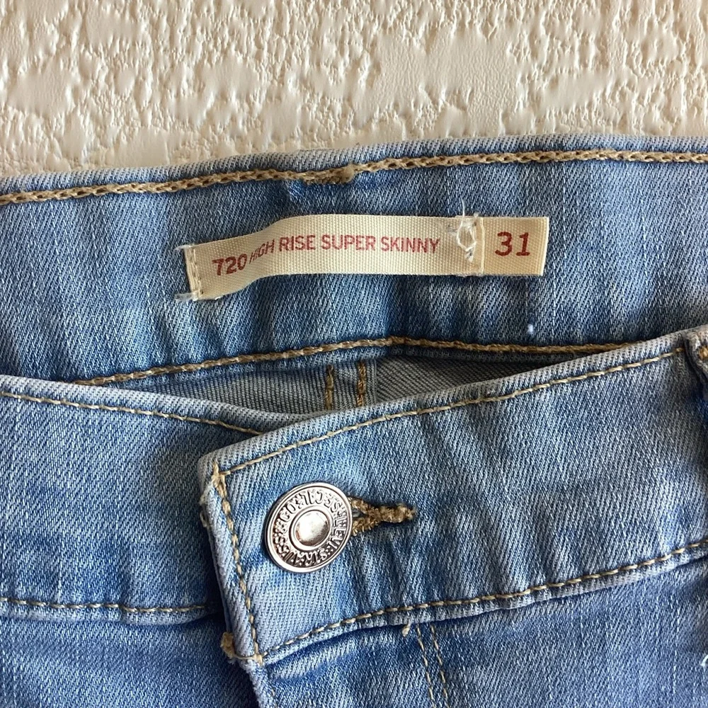 Levi's 720 High Rise Super Skinny Light Wash Distressed Raw Hem Jeans‎ Size 31